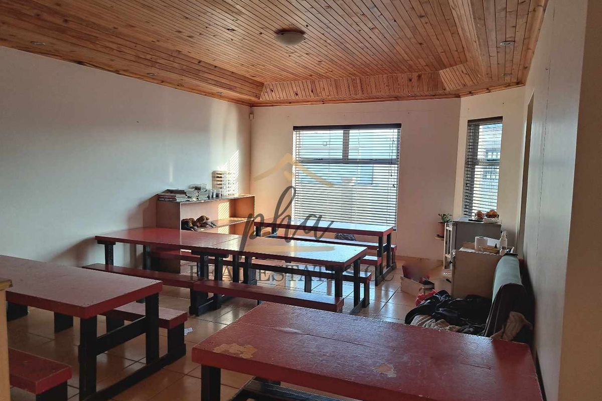 3 bedr Family home with 3 bedr Flat plus 3 garages in Walvis Bay selling for N$2 950 000.00 - Photo 5