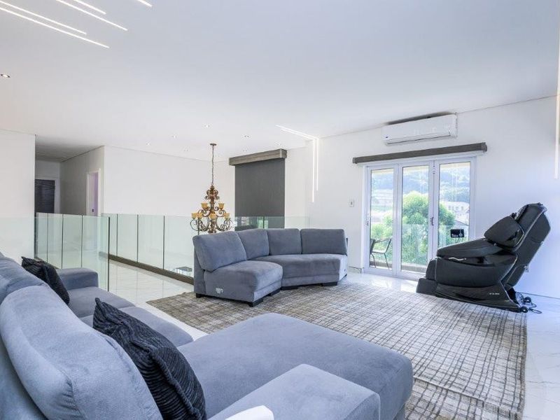 The Pinnacle of Comfort and Elegance in West Hills Estate: Welcome to Your Dream Home - Photo 2