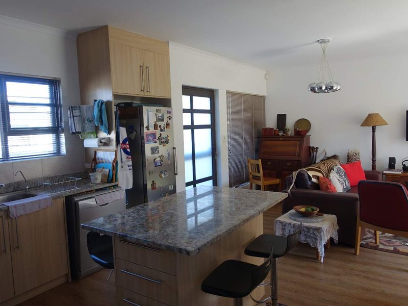 MODERN SINGLE STORY TOWNHOUSE IN GATED COMMUNITY - Photo 2