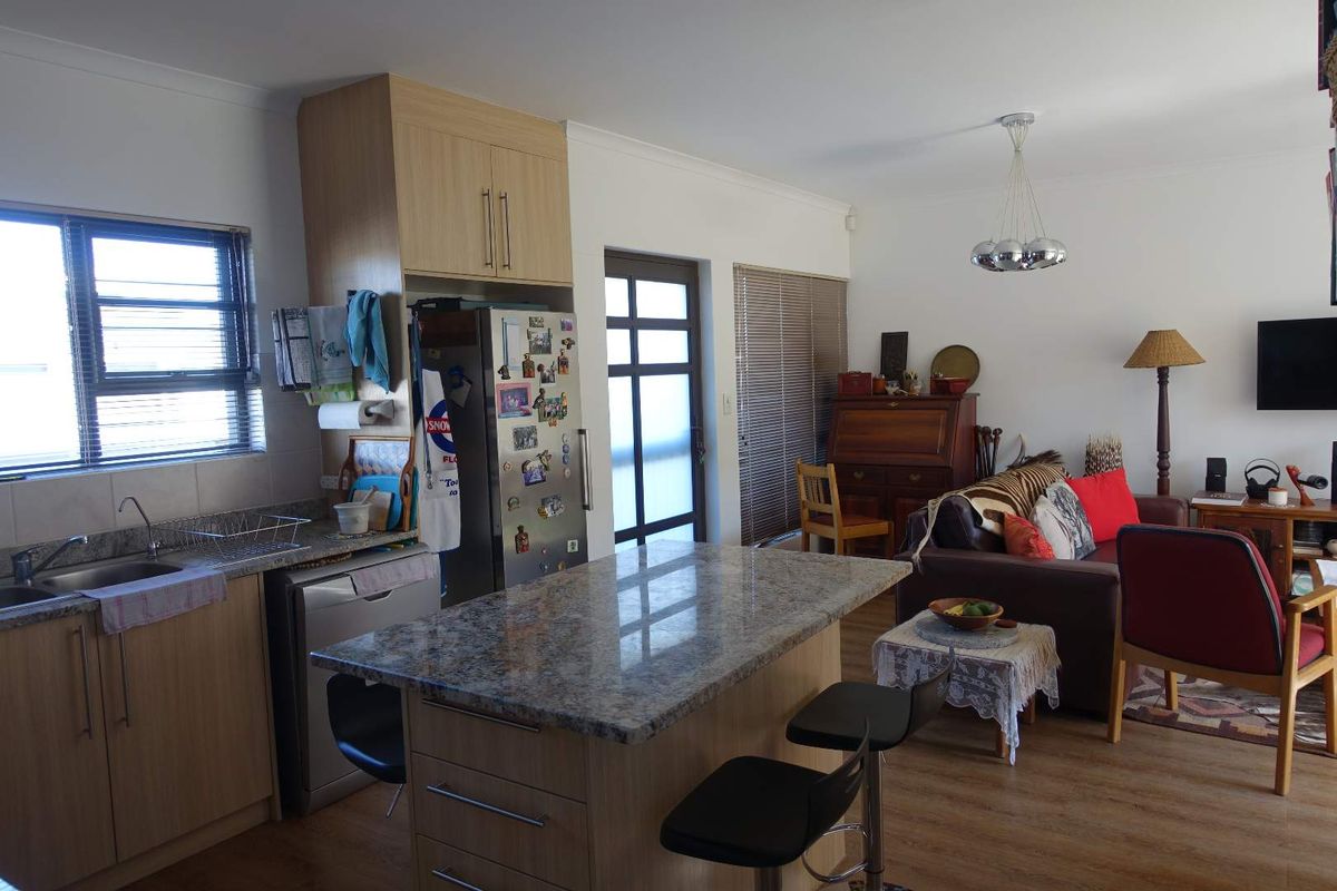 MODERN SINGLE STORY TOWNHOUSE IN GATED COMMUNITY - Photo 2