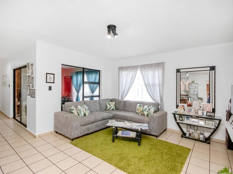Neat 3 bedroom 2 bathroom unit for sale in Florida Roodepoort - Photo 6