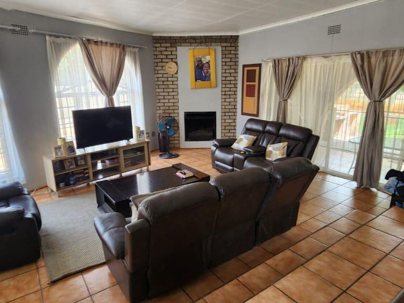 4 Bedroom House For Sale in Selection Park - Photo 2
