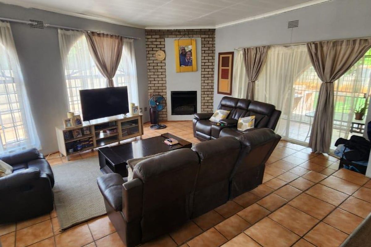 4 Bedroom House For Sale in Selection Park - Photo 2