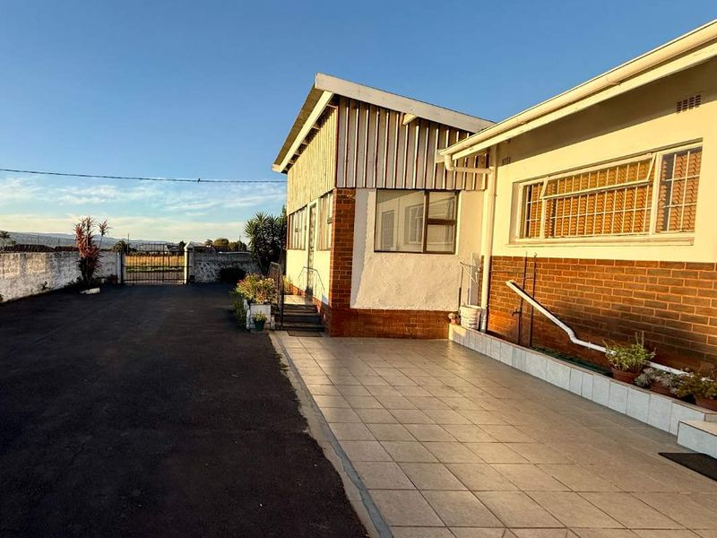 Spacious Family Home with Flatlets in Howick West - Photo 4