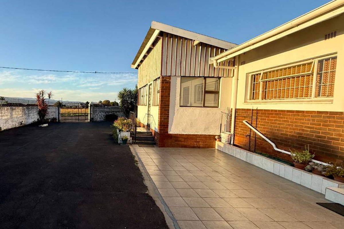Spacious Family Home with Flatlets in Howick West - Photo 4