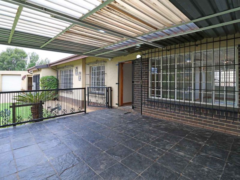 Secure & Solar-Equipped Family Home in Boomed Allen Grove - Photo 3