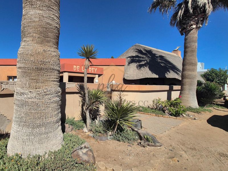 Spacious Home with Separate Flat - Photo 2