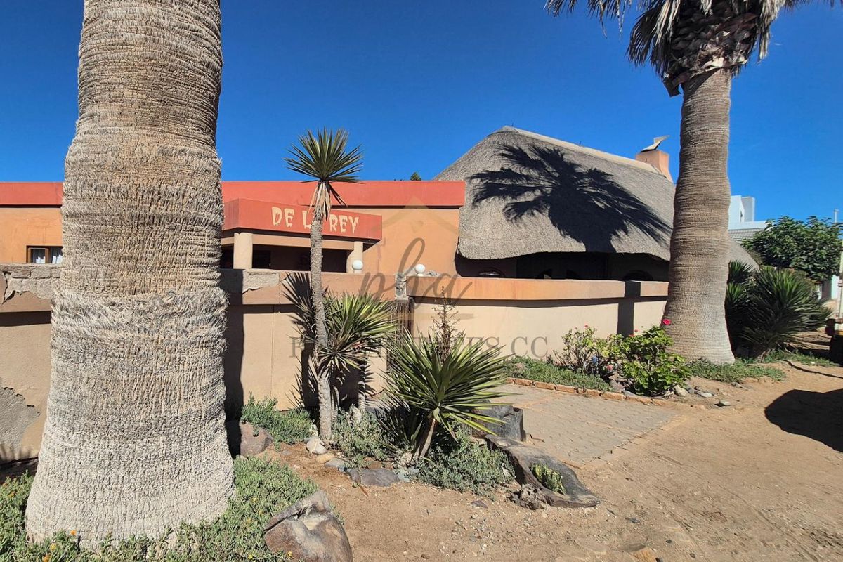 Spacious Home with Separate Flat - Photo 2