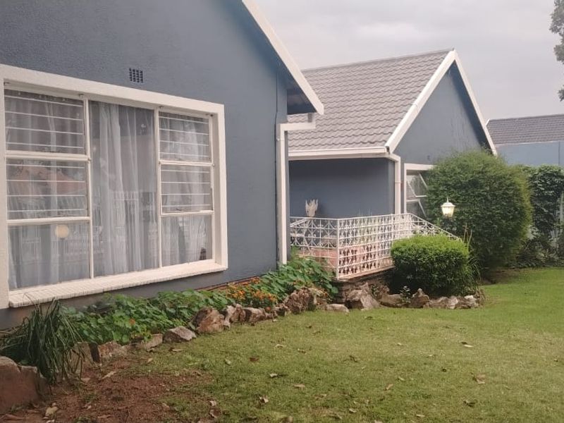 Spacious 4  Bedroom Family Home with Flatlet in The Hill - Photo 2