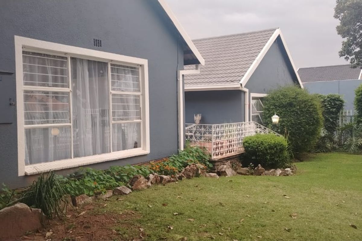 Spacious 4  Bedroom Family Home with Flatlet in The Hill - Photo 2