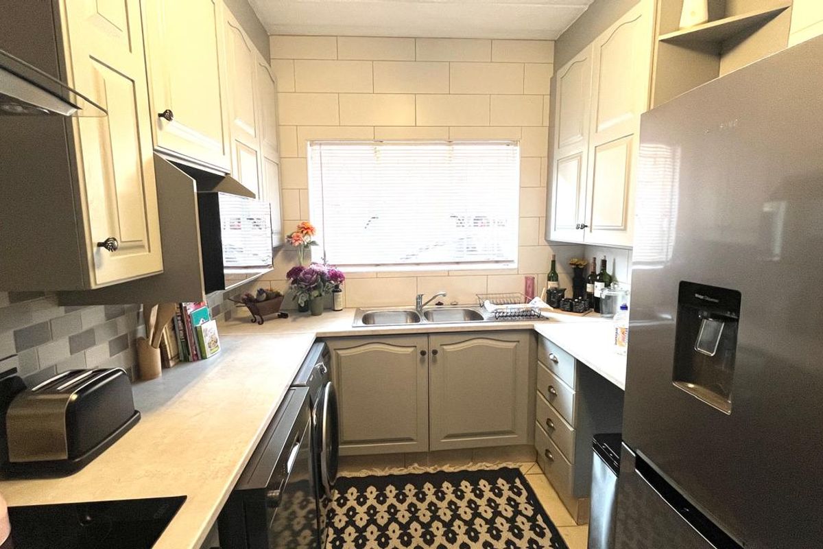 Welcome Home: Elegant Townhouse with all Modern Comforts! - Photo 3