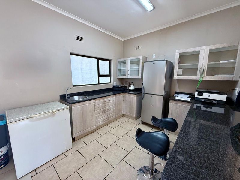 4 Bedroom house with flat for sale - Photo 4