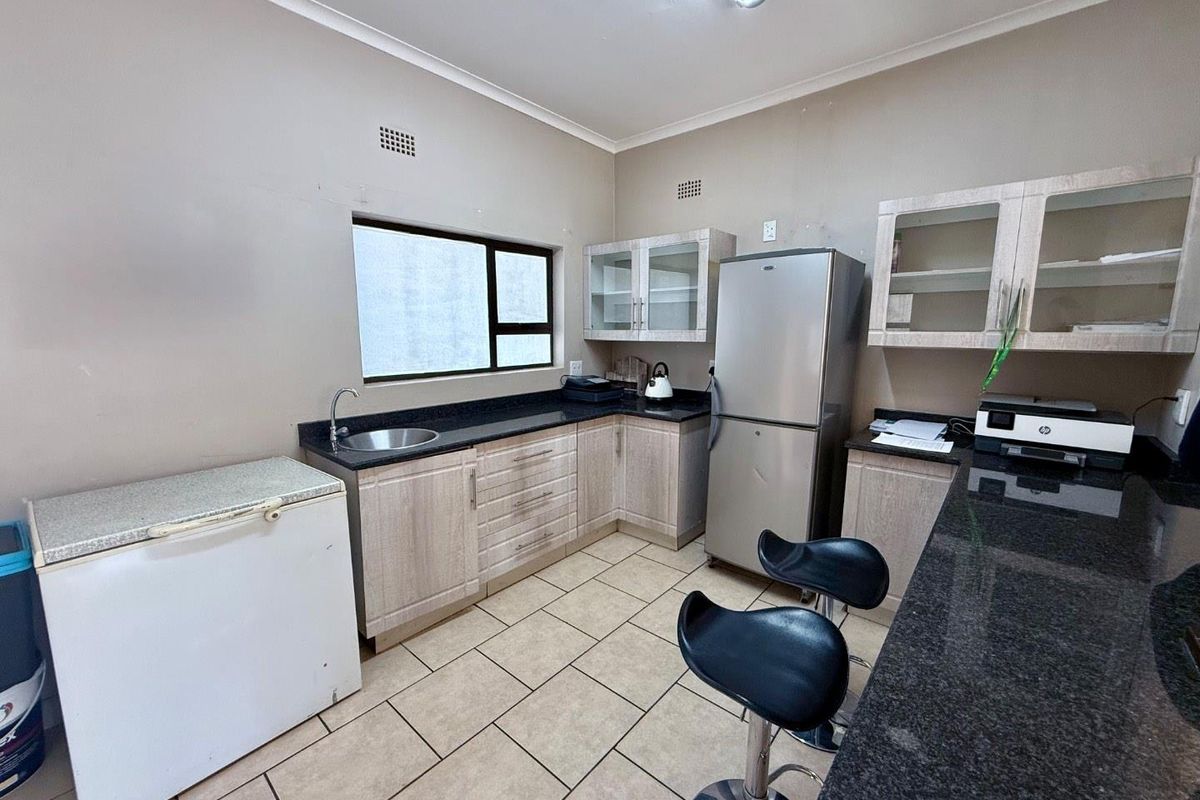 4 Bedroom house with flat for sale - Photo 4