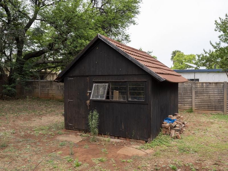 SPACIOUS FAMILY HOME WITH BONUS BACHELOR FLAT - Photo 7