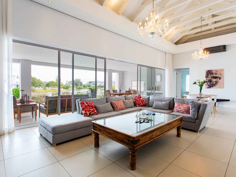 Exceptionally located four-bedroom furnished home for rent on Val de Vie Estate - Photo 6