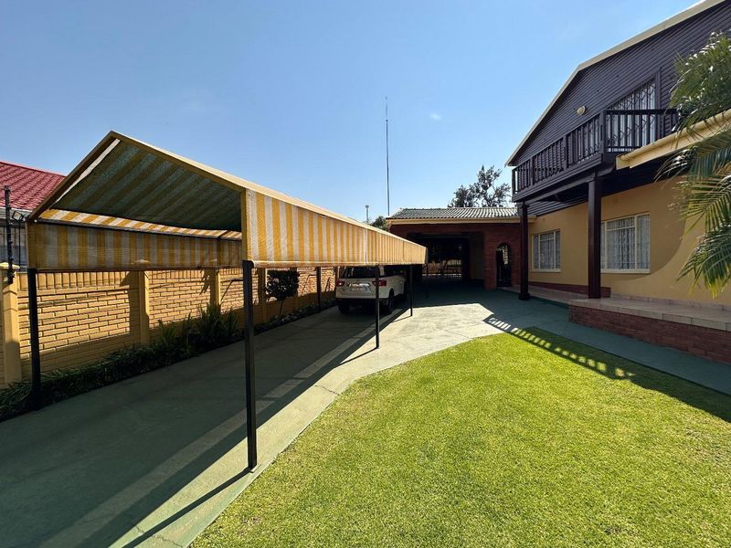 5 BEDROOM HOME WITH AMAZING FEATURES - Photo 2