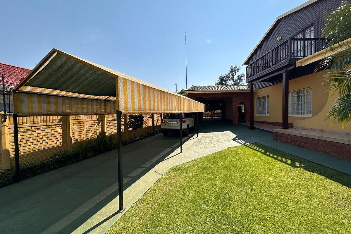 5 BEDROOM HOME WITH AMAZING FEATURES - Photo 2