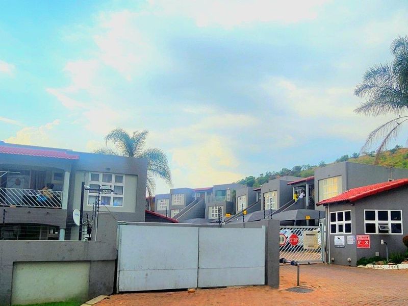 Ground floor modern two bedroom townhouse in Winchester Hills - Photo 3