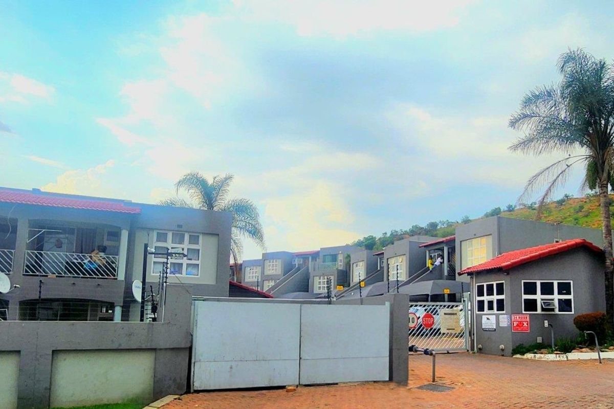 Ground floor modern two bedroom townhouse in Winchester Hills - Photo 3