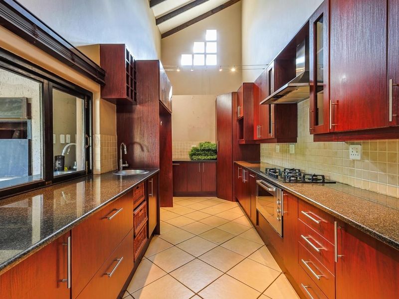 A Grand Canvas of Space & Light – Waiting for a Family to Call It Home - Photo 10