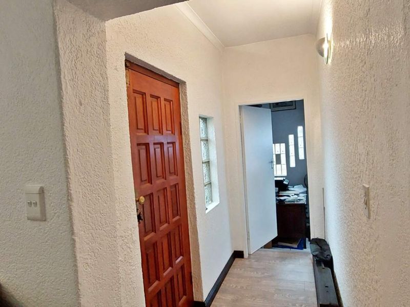 Stunning Family Home with Expansive Grounds, Ideal to Work from. - Photo 2