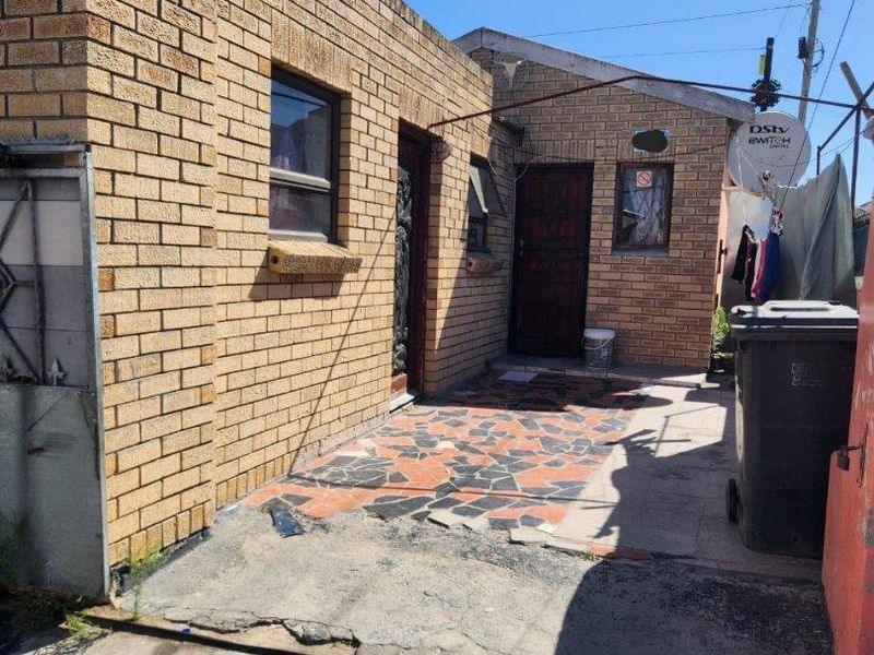 Charming Two-Bedroom House for Sale in Mfuleni - R480,000 Cash - Photo 2