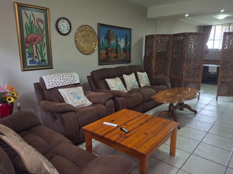 A MAGNIFICENT TWO BEDROOM GARDEN APARTMENT - Photo 8