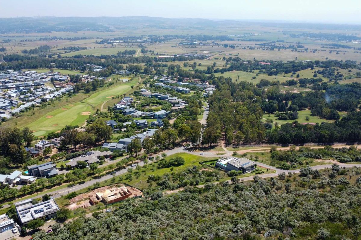 Exceptional piece of land, with mountain views and pre approved plans. - Photo 3
