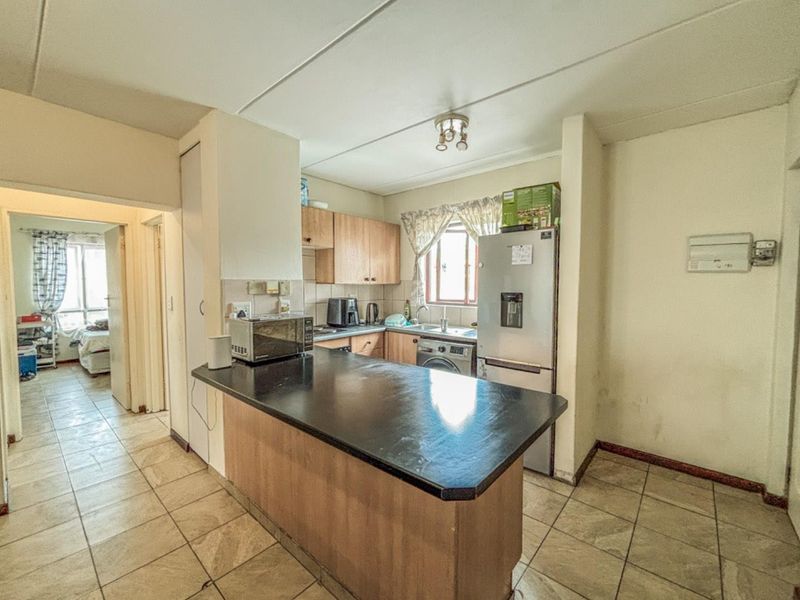 Spacious 2 Bedroom Apartment in Secure Protea Estate Noordwyk - Photo 3