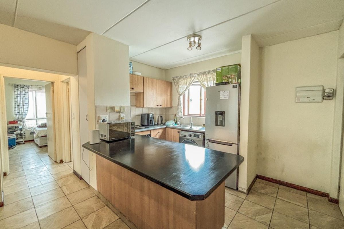 Spacious 2 Bedroom Apartment in Secure Protea Estate Noordwyk - Photo 3