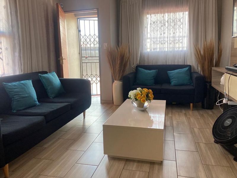 Riverside View Ext 35- R 1 200 000 Lovely family home !! - Photo 3