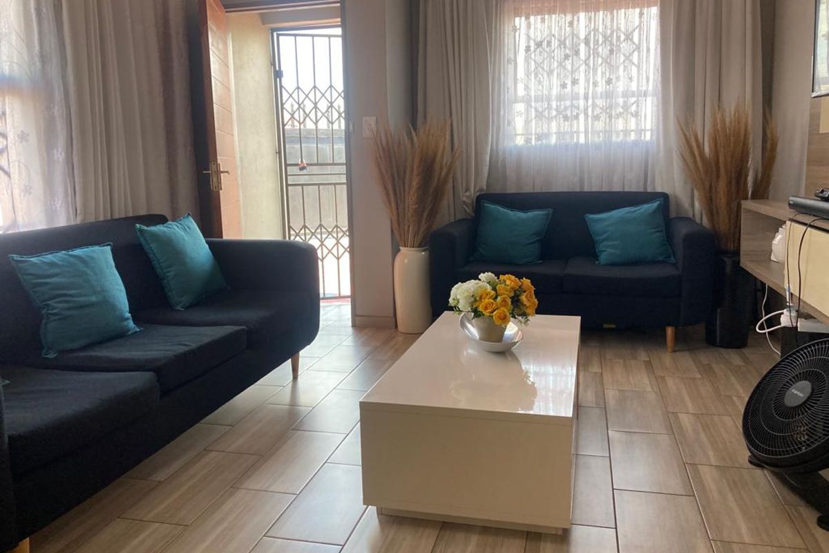 Riverside View Ext 35- R 1 200 000 Lovely family home !! - Photo 3