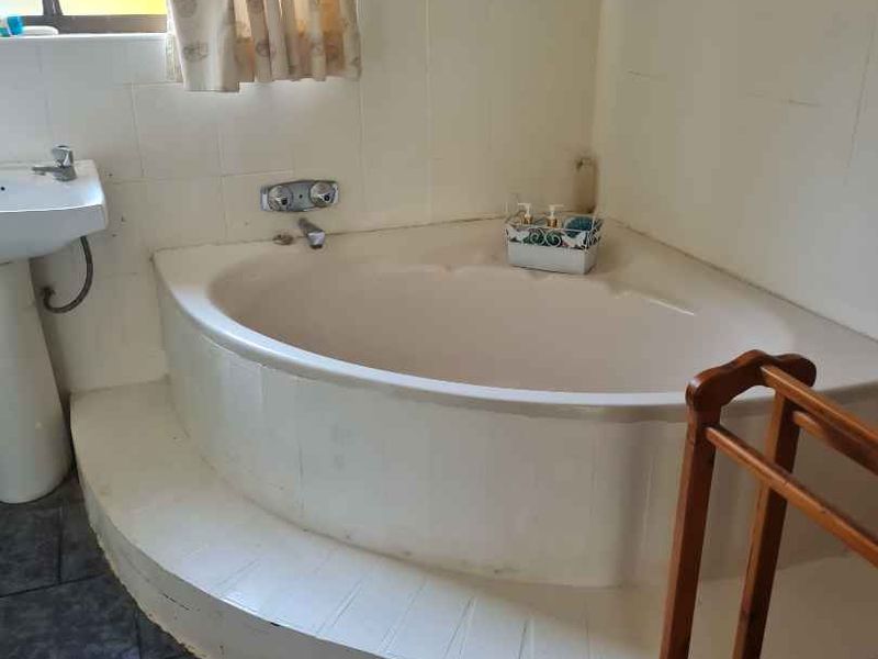 Spacious Family Home with Pool & Garden Oasis in quiet St Lucia 🏡🌳 - Photo 9