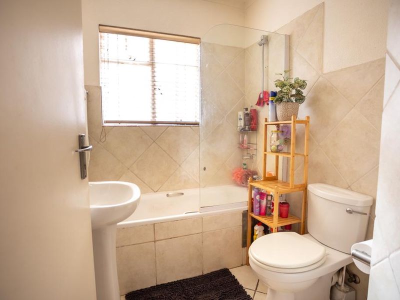 2 bedroom duplex +private garden + garage - GREAT PRICE! - Photo 8