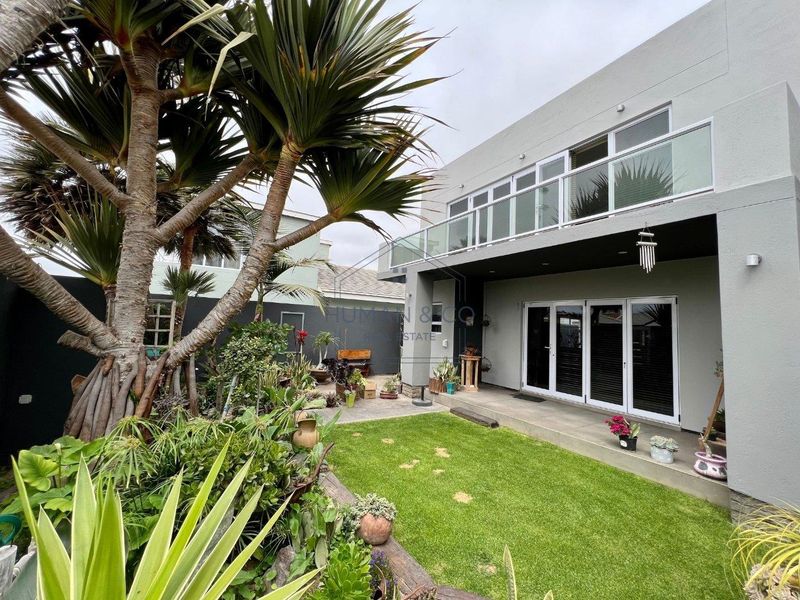 Modern 3-bedroom home with 2 bed-cottage in prime Lagoon Area - Photo 3