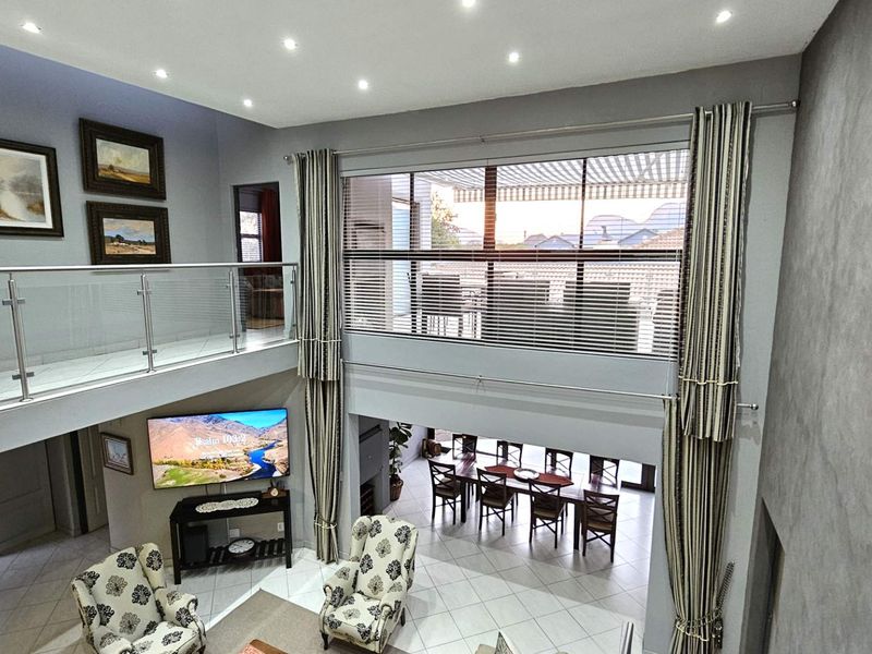 7 Bedroom Executive Family Home in Popular Security Estate in Melodie Hartbeespoort - Photo 2