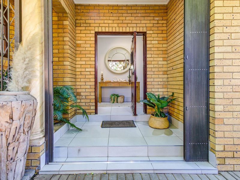 WORTHY OF THE PAGES OF GARDEN AND HOME... with solar and water solutions too! - Photo 7