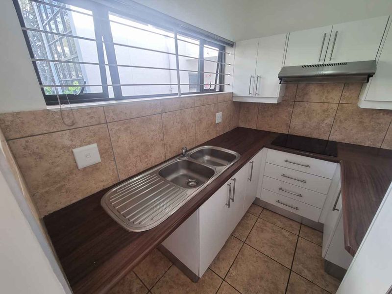 Unfurnished Bachelor Apartment To Rent in Sea Point - Photo 8