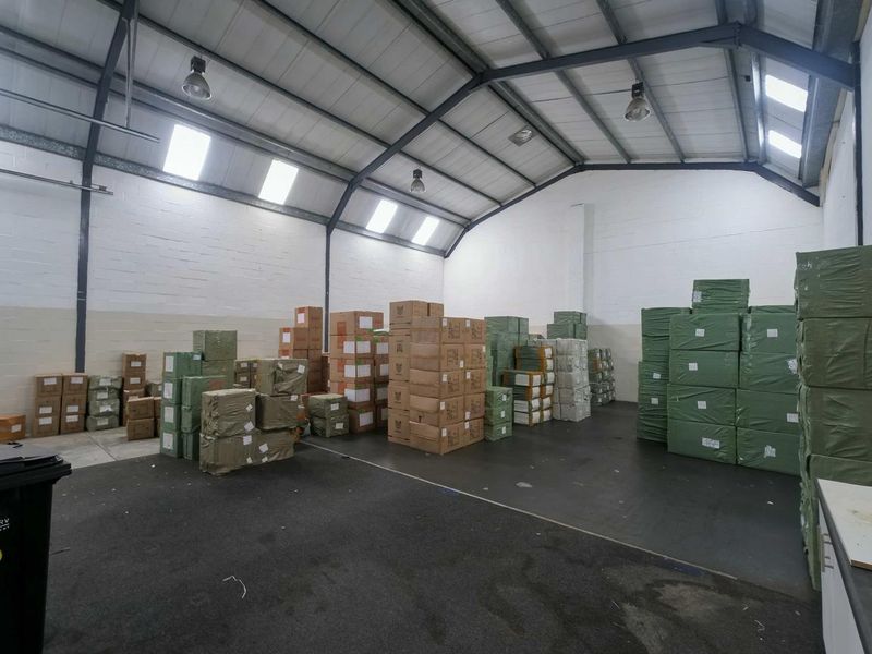Secure double volume warehouse/offices to let - Montague Gardens - Photo 5