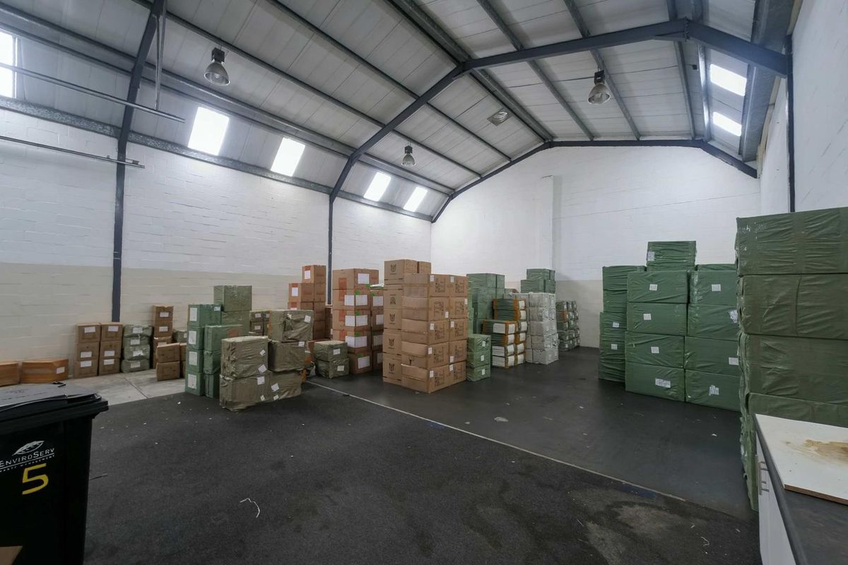 Secure double volume warehouse/offices to let - Montague Gardens - Photo 5
