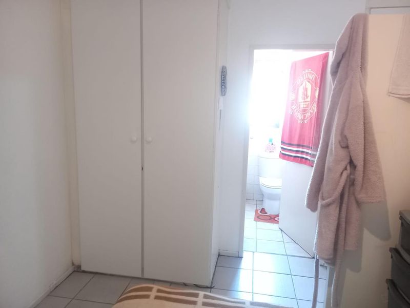 Lovely 1 bedroom apartment in Weltevreden Park. - Photo 8