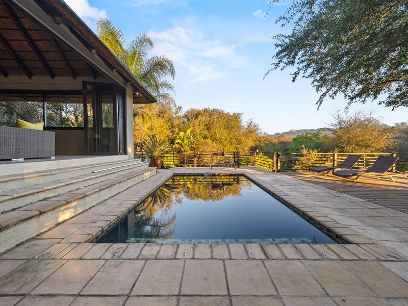 Stylish 5-Bedroom Home with Mountain Views - Photo 4