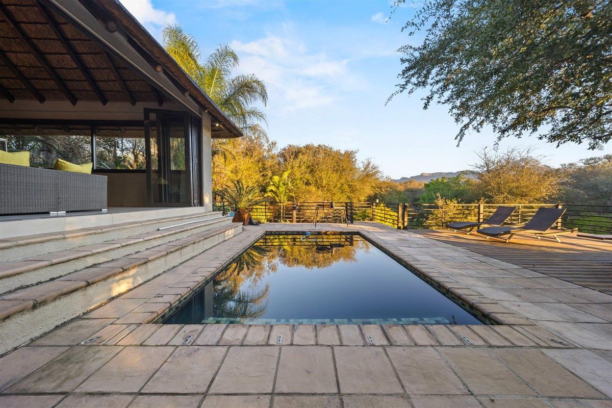 Stylish 5-Bedroom Home with Mountain Views - Photo 4