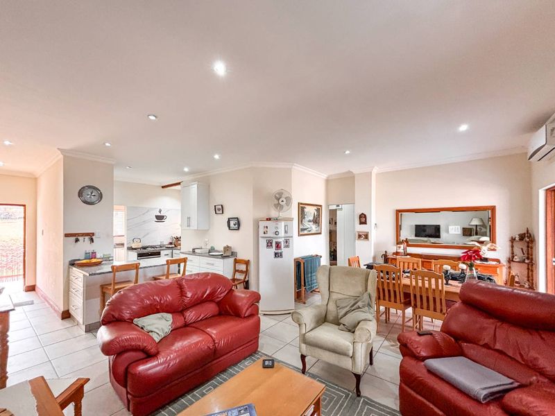 2 Bedroom Top-Floor Apartment for Sale in Howick - Photo 10