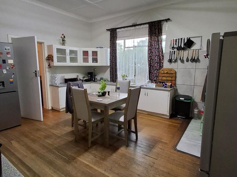 Main House & Flat: Perfect for Extended Family Living - Photo 5