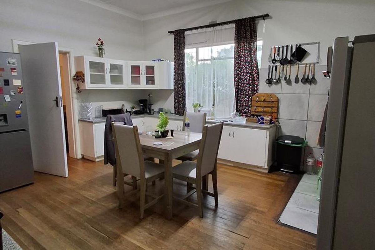 Main House & Flat: Perfect for Extended Family Living - Photo 5