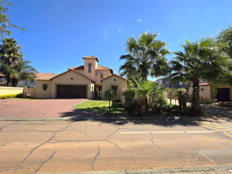 4 Bedroom Family Home in Melodie Hartbeespoort to RENT   R 24 000 - Photo 2