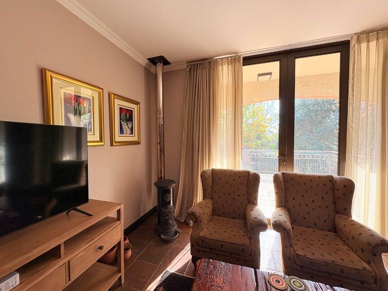 Sunny, North Facing Town house in Woodland Hills - Photo 6