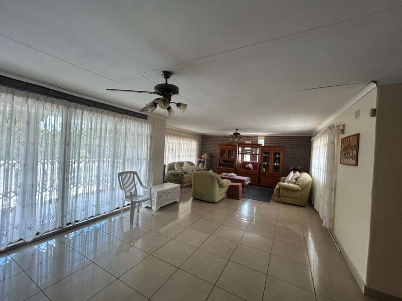 Modern Spacious 4 Bedroom House for Sale in Prime Amanzimtoti, Durban - Photo 4