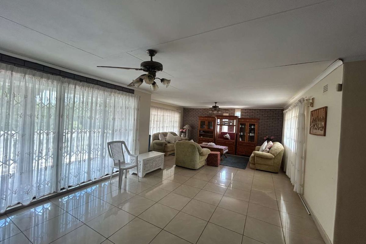 Modern Spacious 4 Bedroom House for Sale in Prime Amanzimtoti, Durban - Photo 4